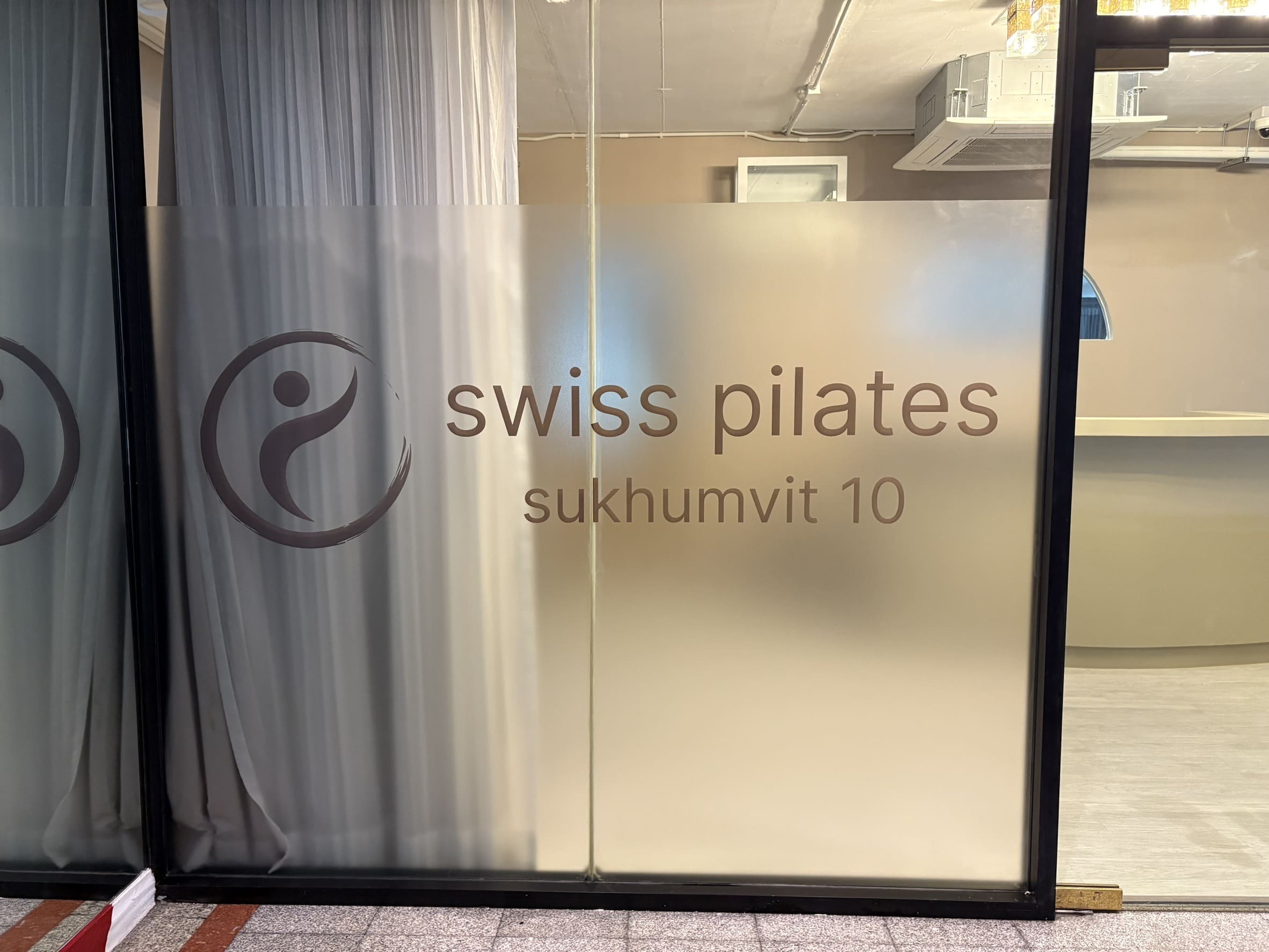 สติ๊กเกอร์ฝ้าติดกระจกสำนักงาน