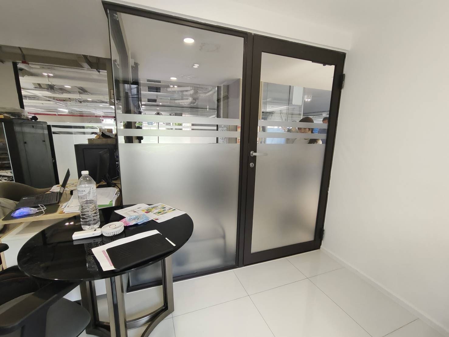 สติ๊กเกอร์ฝ้าติดกระจกออฟฟิศ