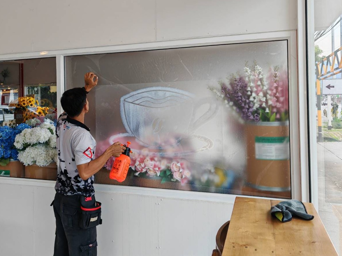 สติ๊กเกอร์ฝ้าพิมพ์ลายติดกระจกร้านกาแฟ