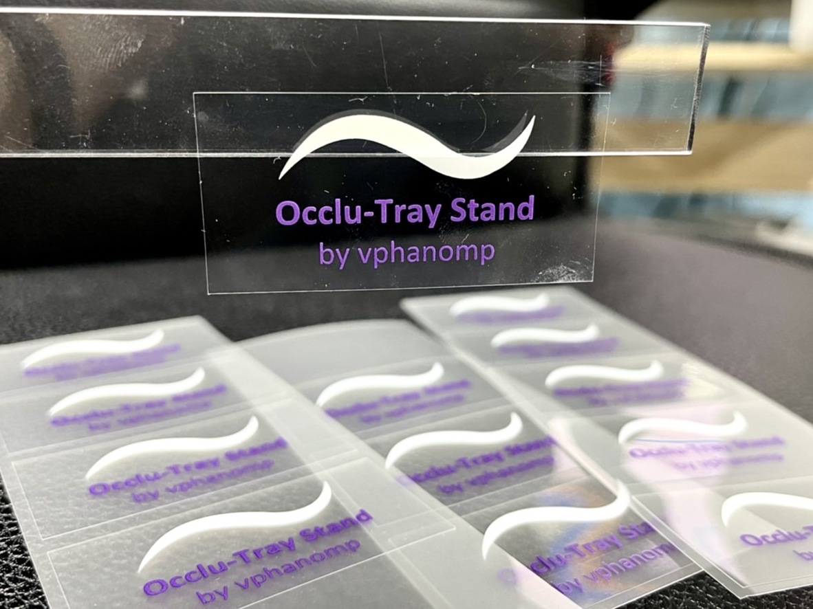 สติ๊กเกอร์โลโก้ติดสินค้าพิมพ์หมึกขาว