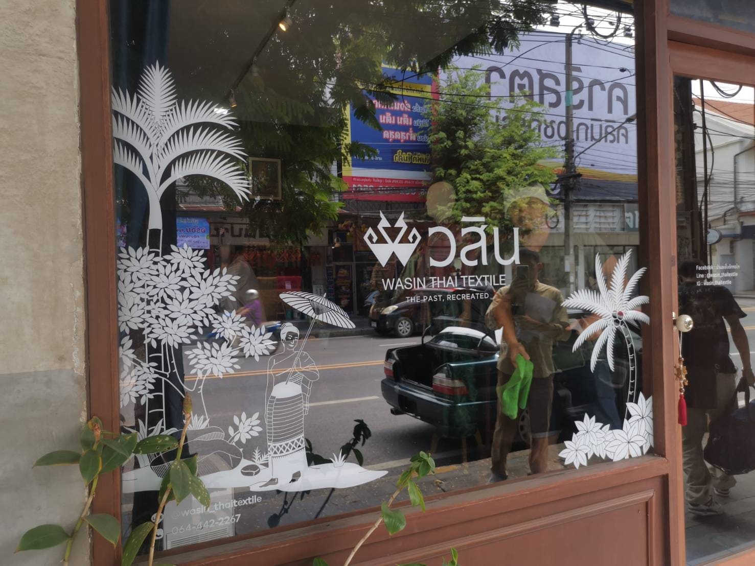 สติ๊กเกอร์ไดคัทติดกระจก พร้อมติดตั้ง