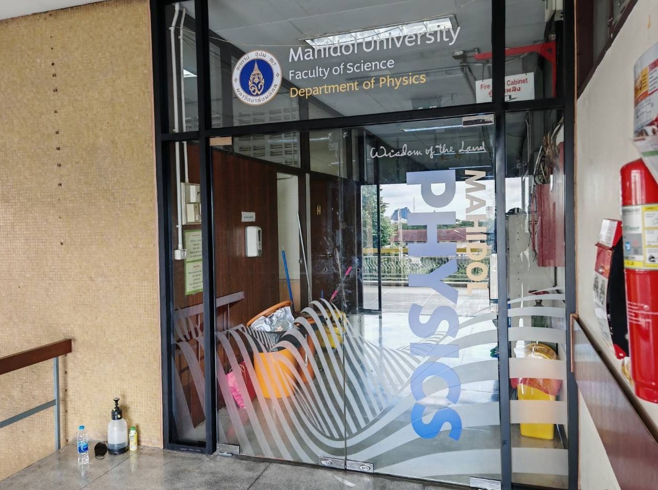 สติ๊กเกอร์ไดคัทติดกระจกสำนักงาน