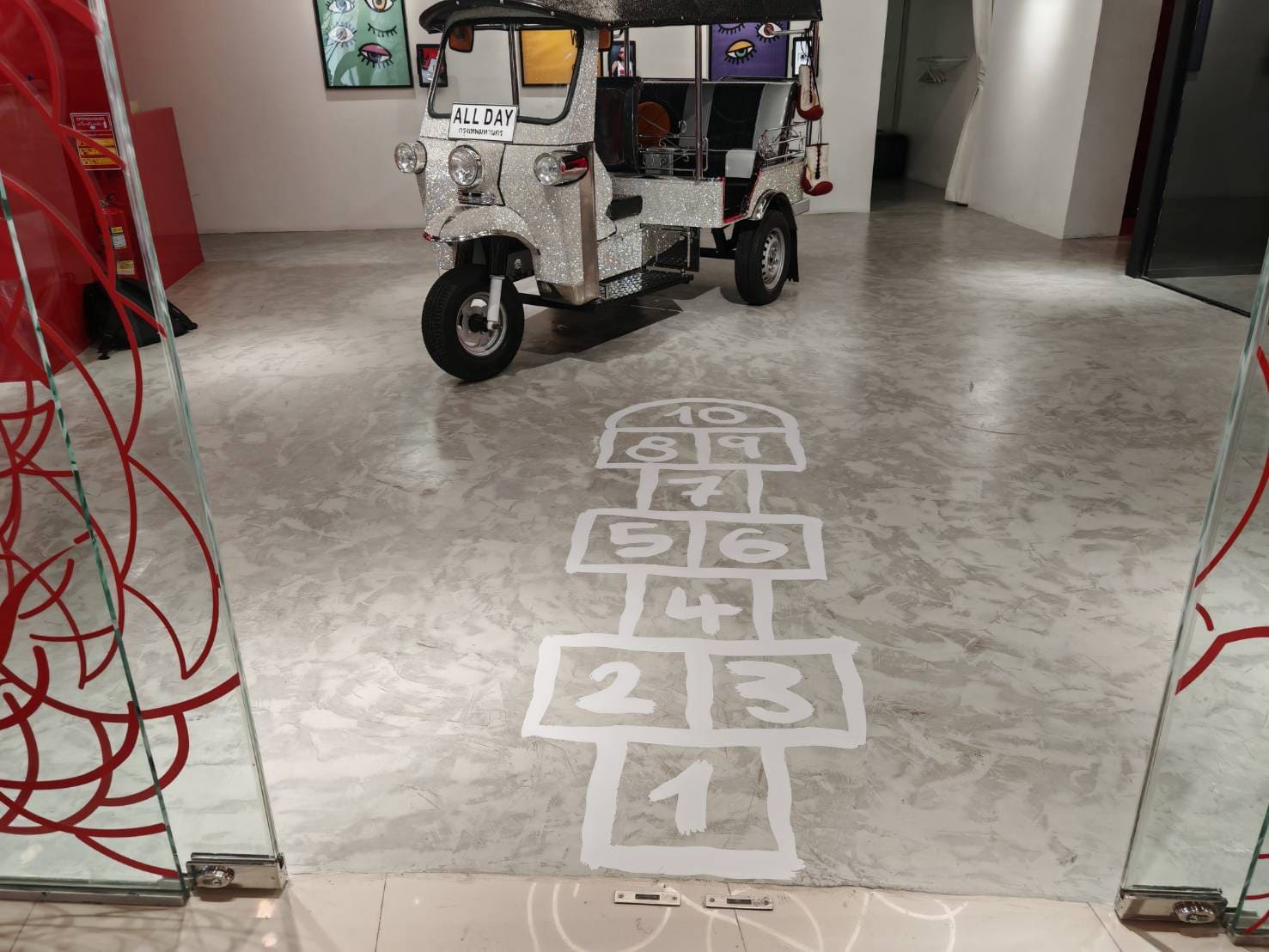 สั่งทำสติ๊กเกอร์ไดคัทตกแต่งพื้น