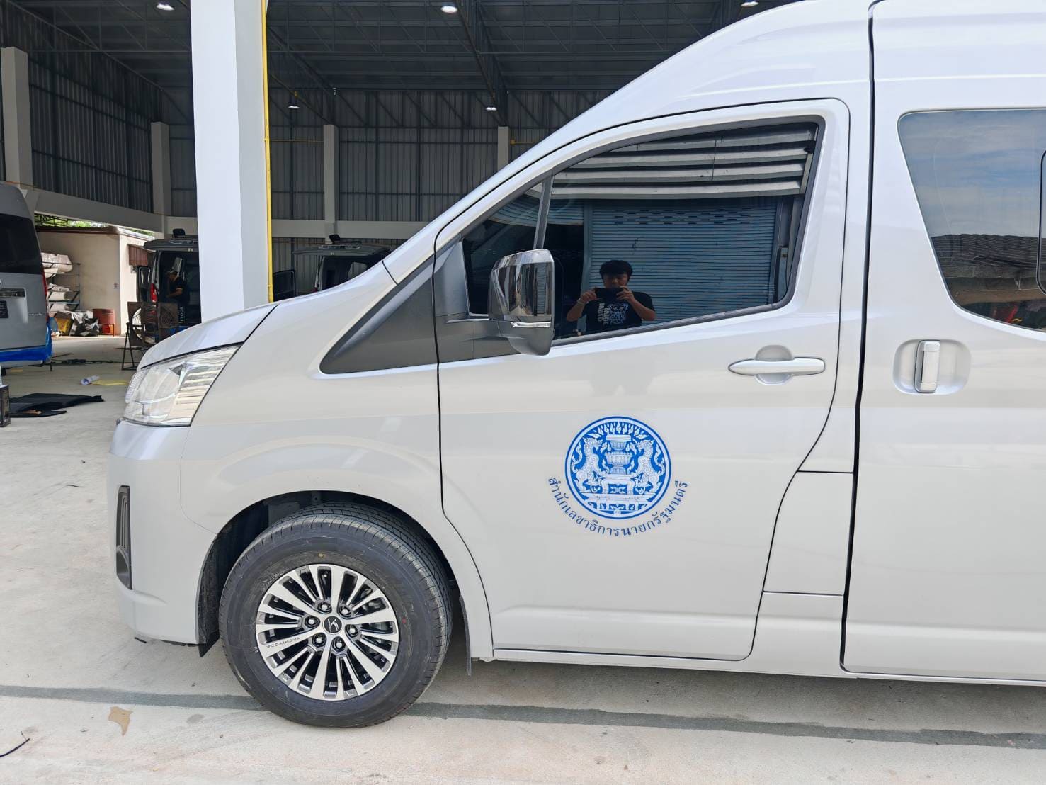 สั่งทําสติ๊กเกอร์ไดคัทติดรถ