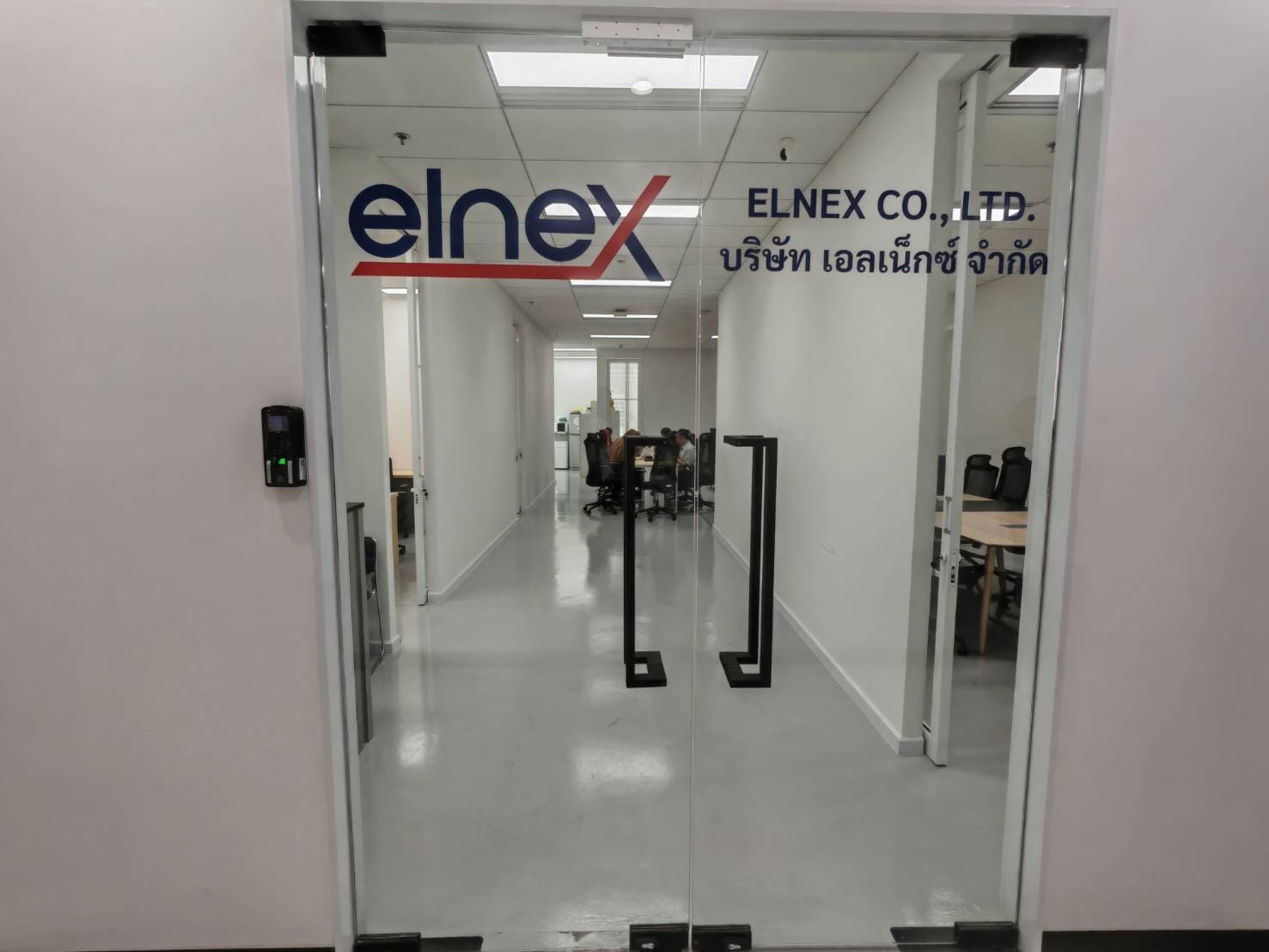 สั่งทําสติ๊กเกอร์ไดคัทติดกระจก