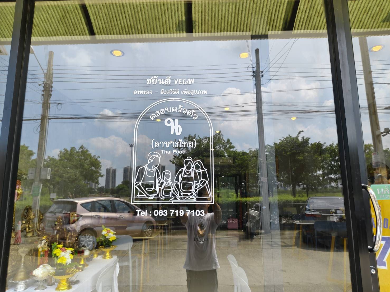 สั่งทําสติ๊กเกอร์ไดคัทติดกระจก