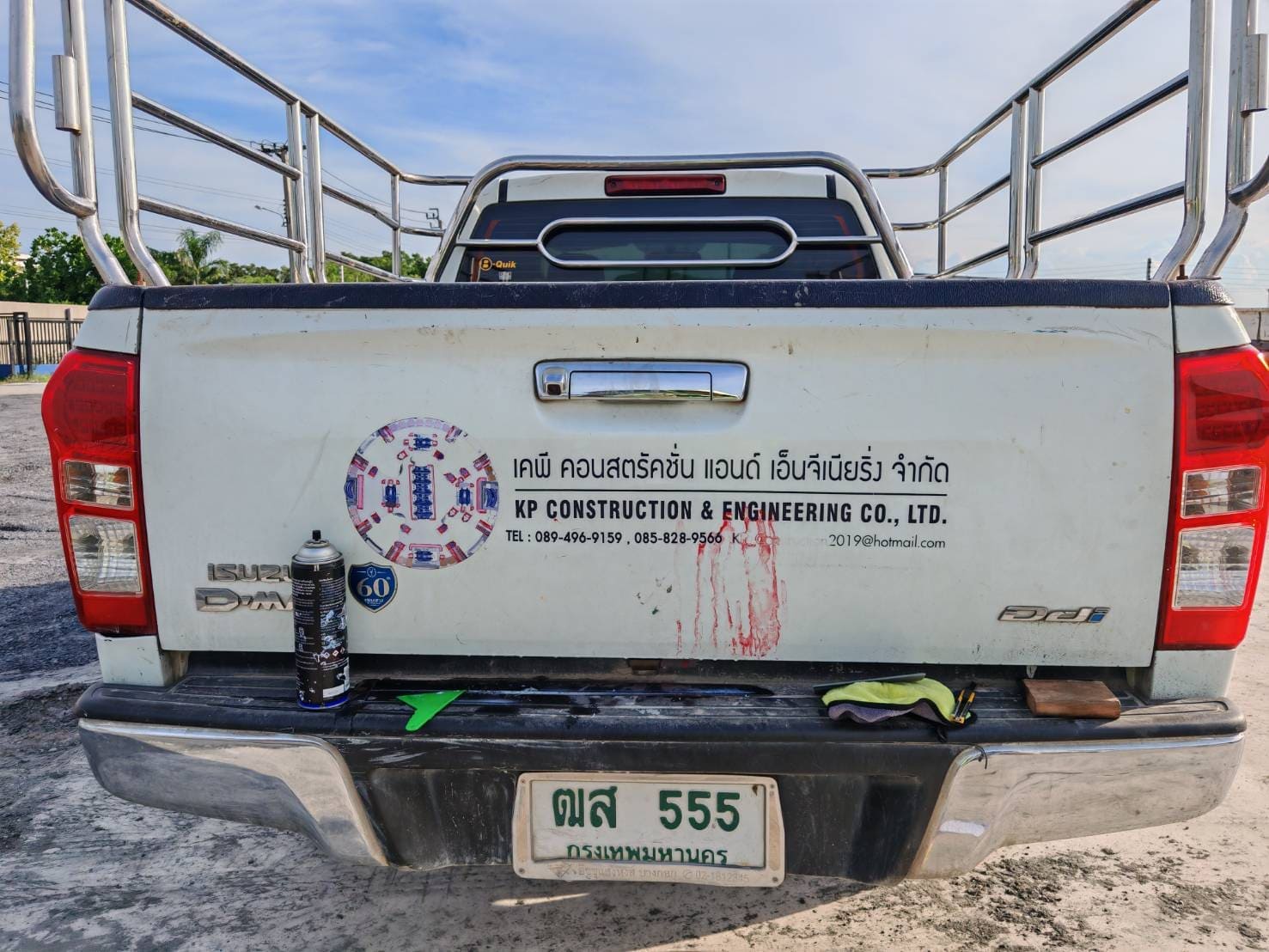 สั่งทําสติ๊กเกอร์ไดคัทติดท้ายรถกระบะ