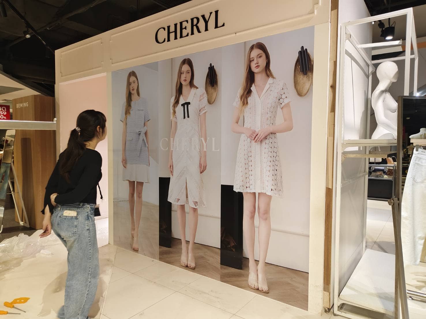 ออกแบบสติ๊กเกอร์ติดผนังบูธ