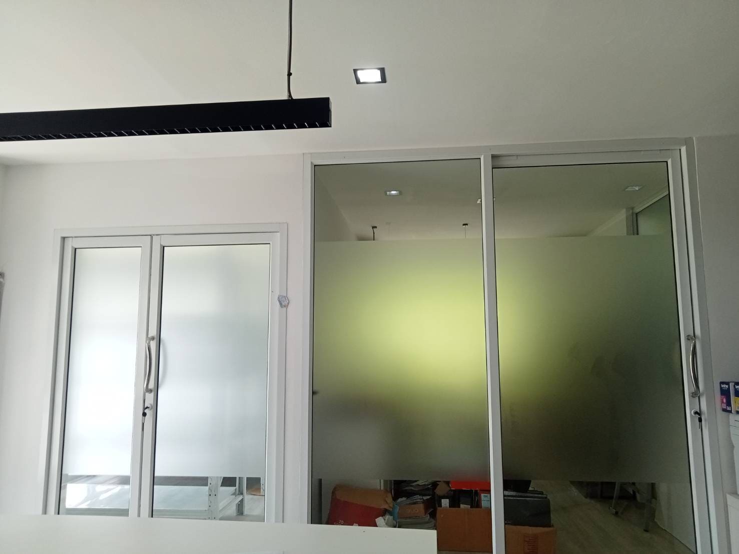 สติ๊กเกอร์ขุ่นติดกระจก