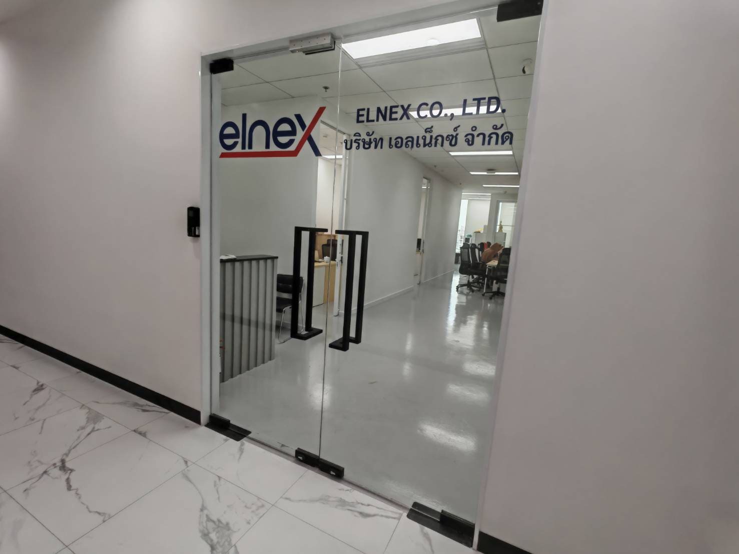 สติ๊กเกอร์ติดกระจกสำนักงาน