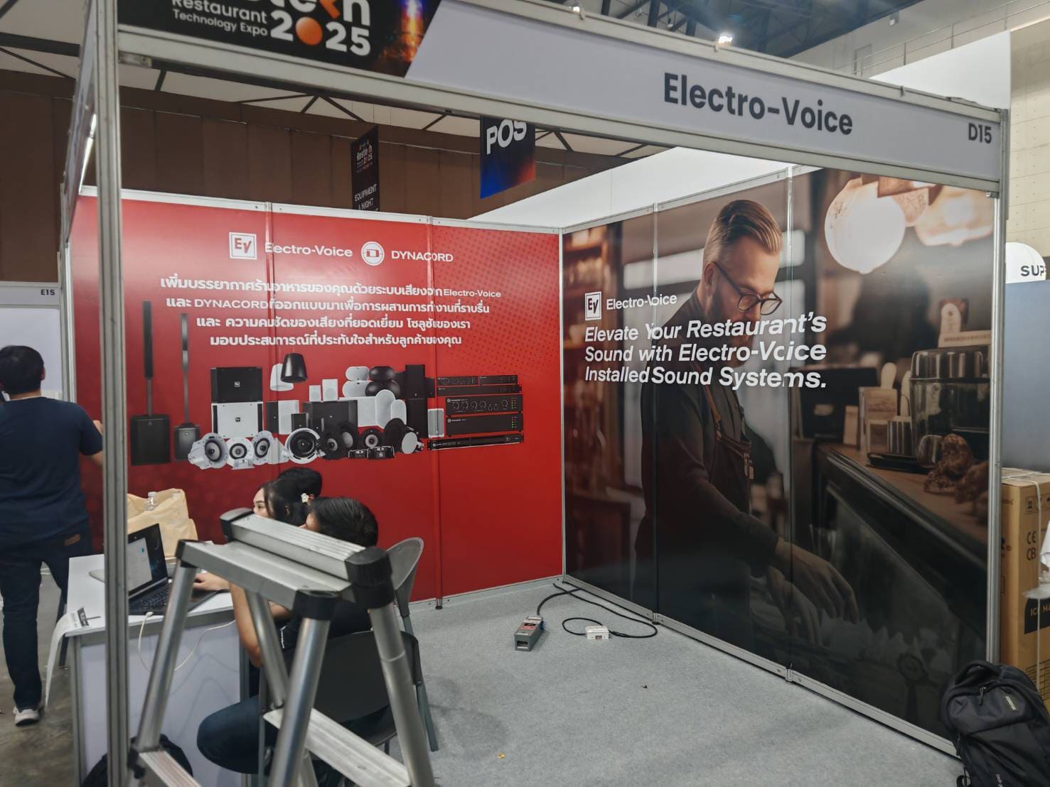 ช่างติดตั้งสติ๊กเกอร์ติดบูธด่วน