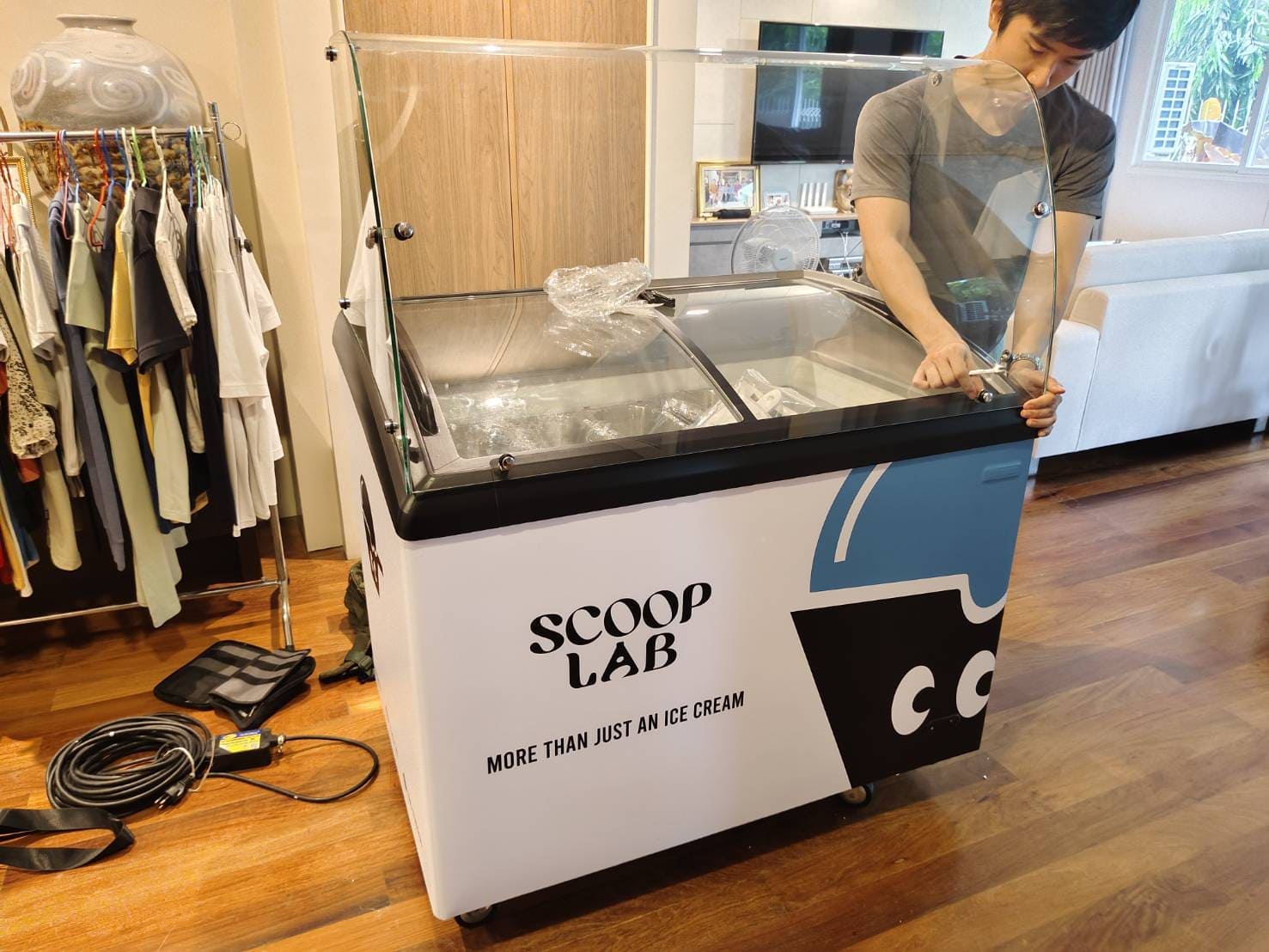 บริการติดตั้งสติ๊กเกอร์ตู้ไอติมทั่วประเทศ