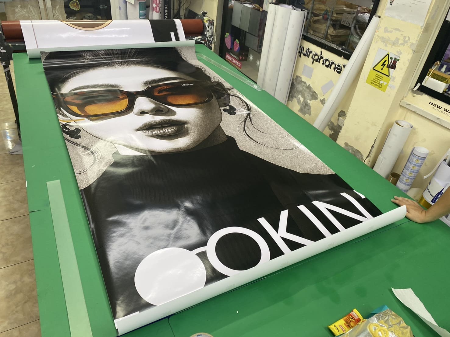 พิมพ์สติ๊กเกอร์ PVC ติดบูธ