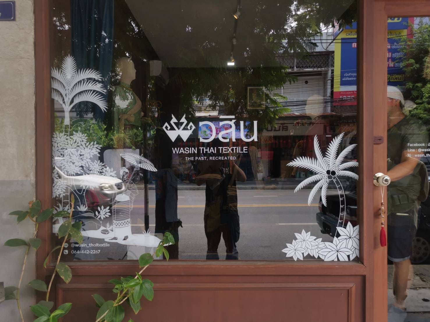 รับตัดสติ๊กเกอร์ติดกระจกไดคัท