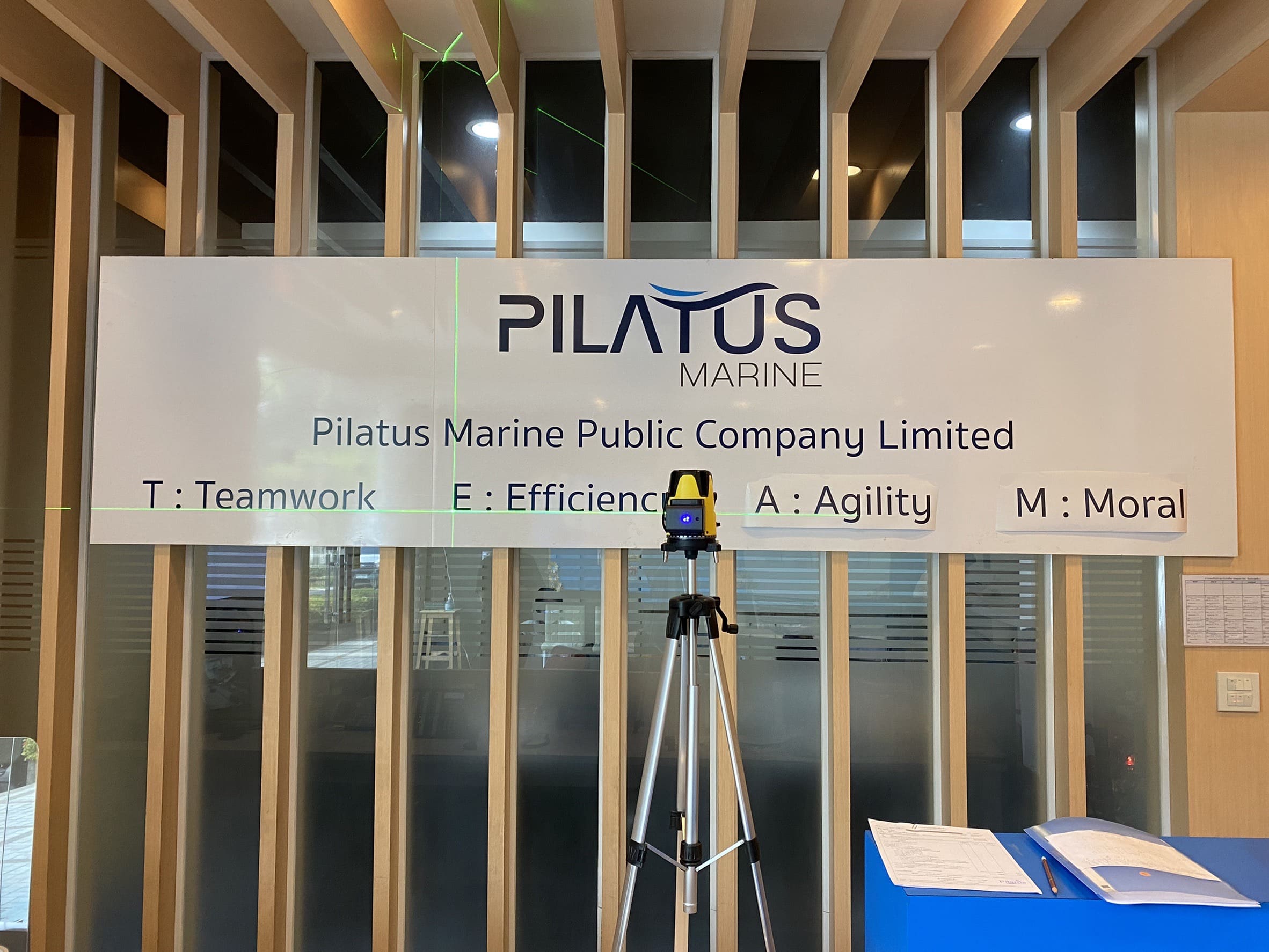 รับติดตั้งป้ายพลาสวูดติดสติ๊กเกอร์