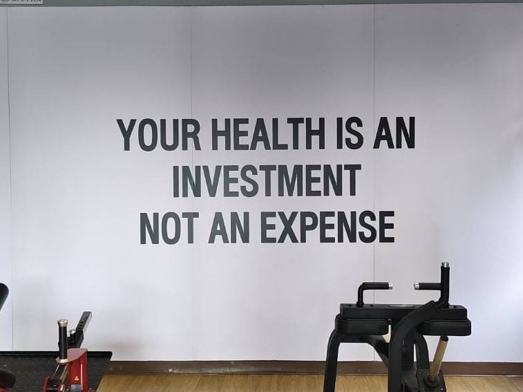 รับพิมพ์สติ๊กเกอร์ไดคัทติดผนังปูน