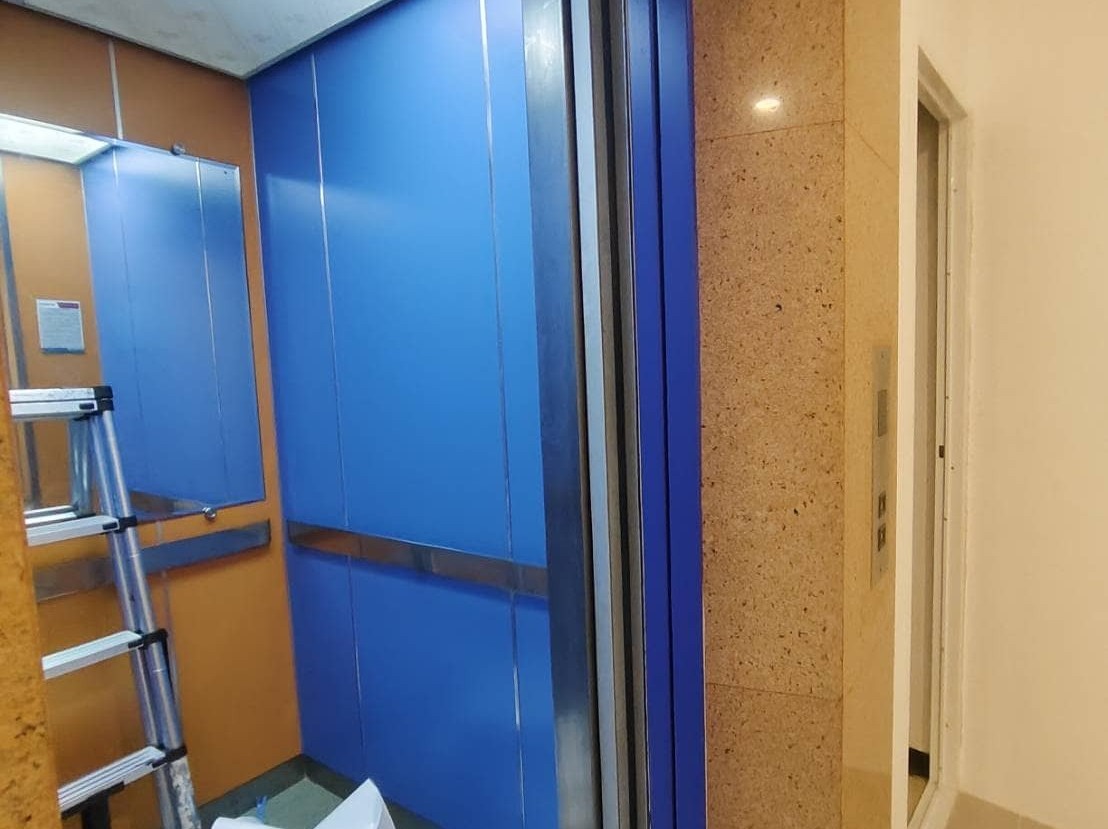 สติ๊กเกอร์กันรอยติดผนังลิฟท์