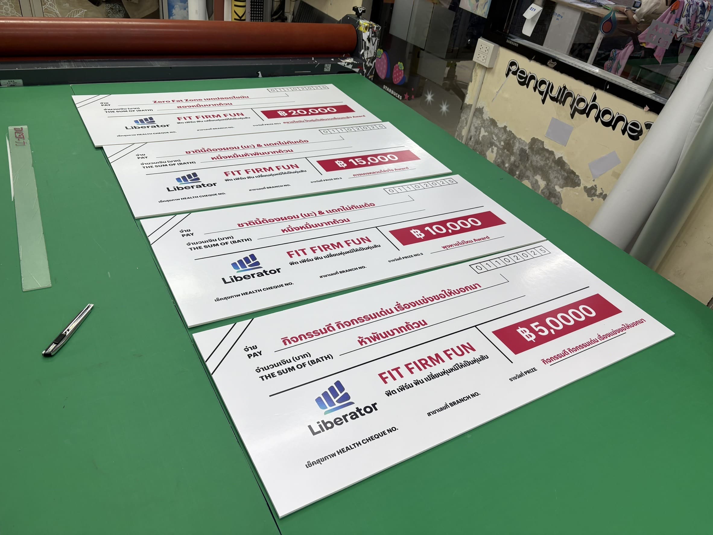 โรงพิมพ์ป้ายพลาสวูดติดสติ๊กเกอร์